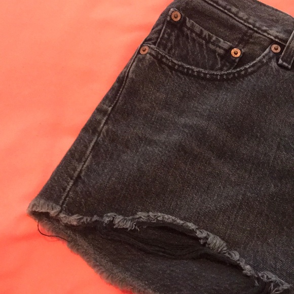 Black light washed jean Levi shorts - Picture 2 of 4